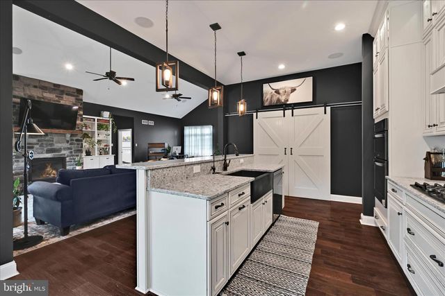 410 WALNUTTOWN RD, Fleetwood, PA 19522