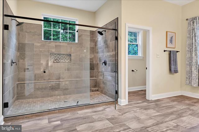 410 WALNUTTOWN RD, Fleetwood, PA 19522