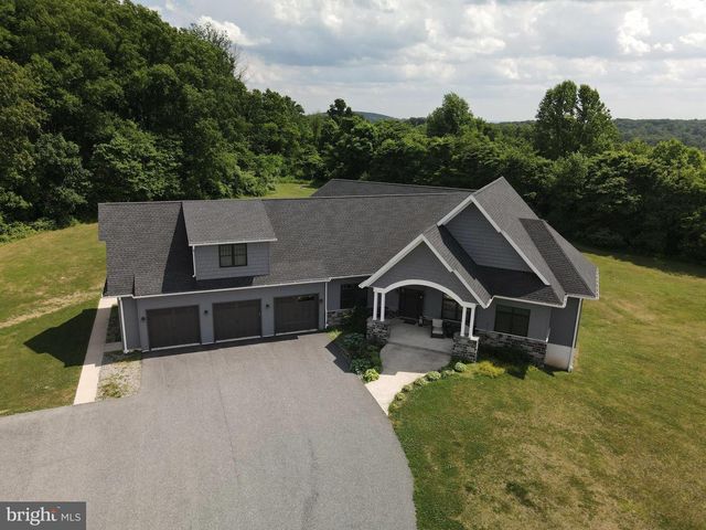 410 WALNUTTOWN RD, Fleetwood, PA 19522