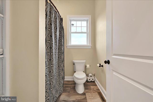 410 WALNUTTOWN RD, Fleetwood, PA 19522