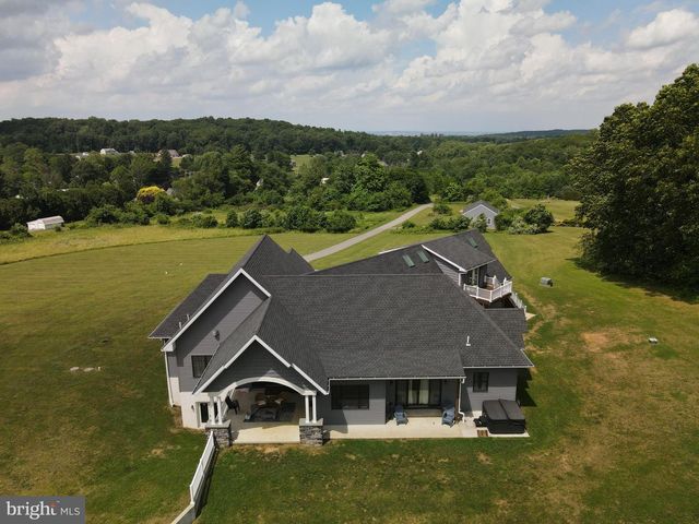 410 WALNUTTOWN RD, Fleetwood, PA 19522