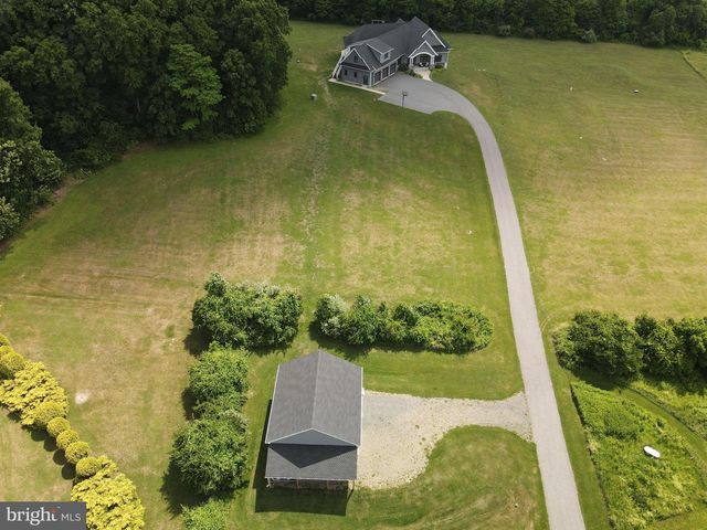 410 WALNUTTOWN RD, Fleetwood, PA 19522