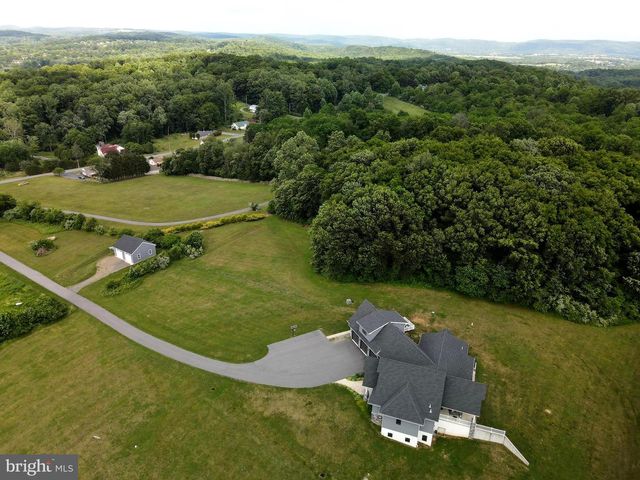 410 WALNUTTOWN RD, Fleetwood, PA 19522