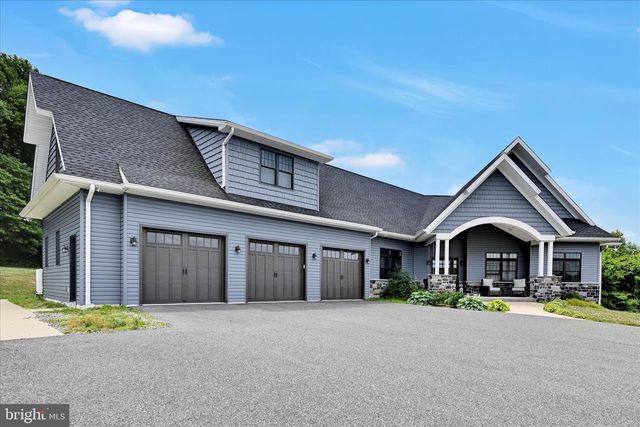 410 WALNUTTOWN RD, Fleetwood, PA 19522