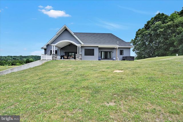 410 WALNUTTOWN RD, Fleetwood, PA 19522