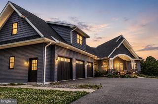 410 WALNUTTOWN RD, Fleetwood, PA 19522