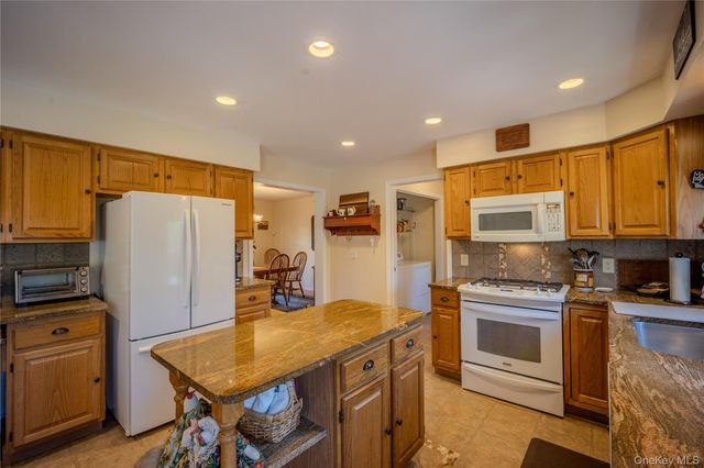 98 Leo Lane, Poughquag, NY 12570
