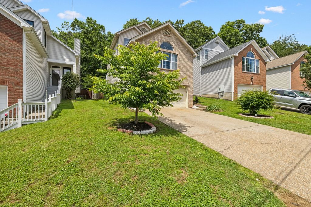 4062 Farmingham Woods Dr, Hermitage, TN 37076