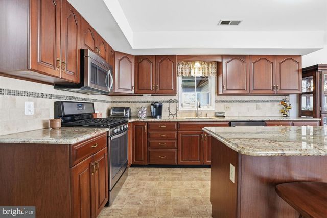 3 SWALLOW RD, Holland, PA 18966