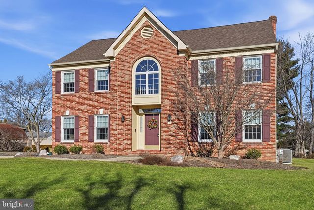 3 SWALLOW RD, Holland, PA 18966