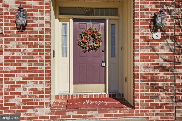 3 SWALLOW RD, Holland, PA 18966