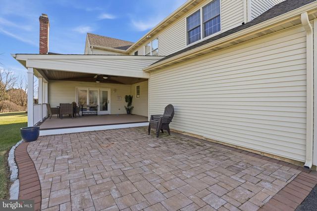 3 SWALLOW RD, Holland, PA 18966