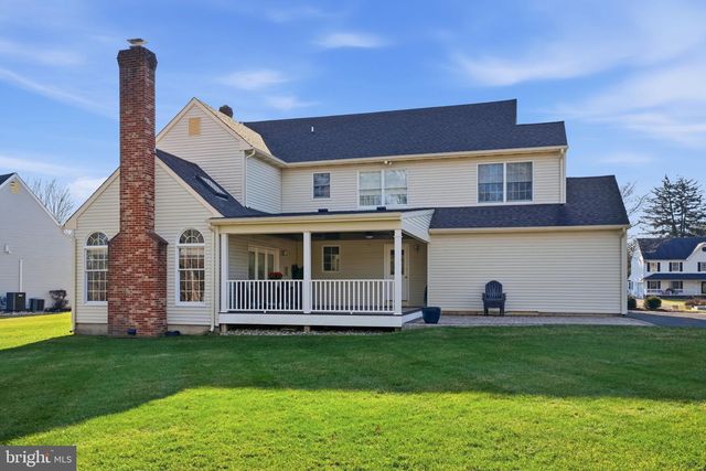 3 SWALLOW RD, Holland, PA 18966