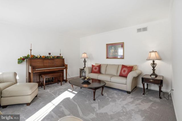 3 SWALLOW RD, Holland, PA 18966