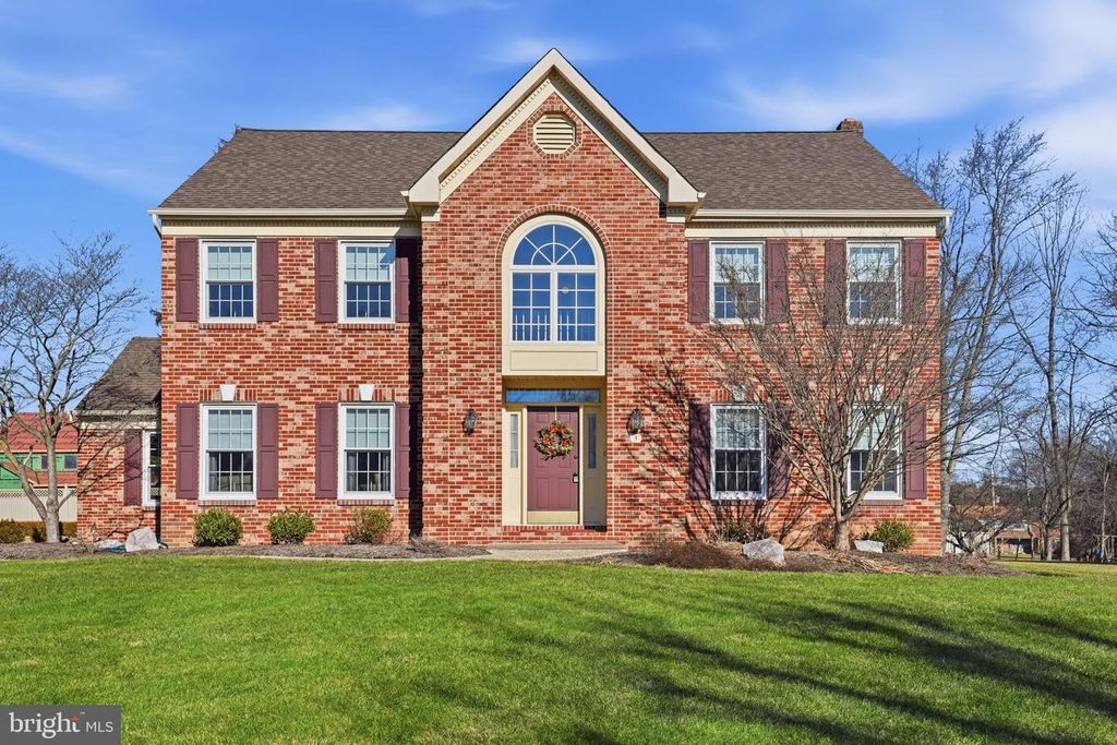 3 SWALLOW RD, Holland, PA 18966