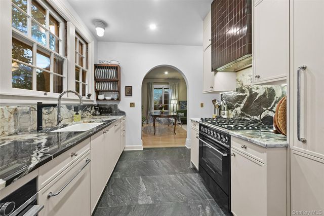 11 Maple Avenue, Larchmont, NY 10538