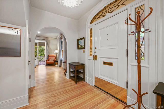 11 Maple Avenue, Larchmont, NY 10538