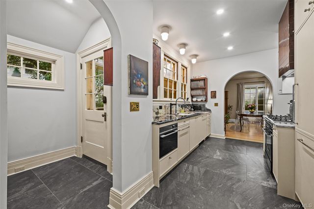11 Maple Avenue, Larchmont, NY 10538