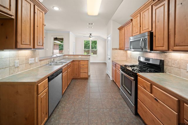 2559 Lazy Acres Ln, Tyler, TX 75707