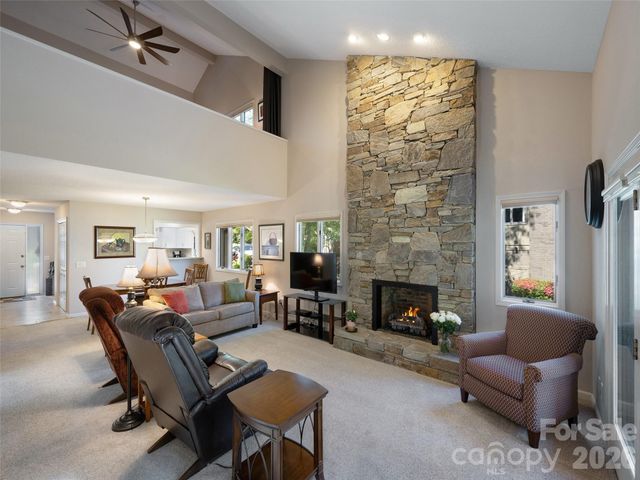 905 Red Oak Drive, Hendersonville, NC 28791