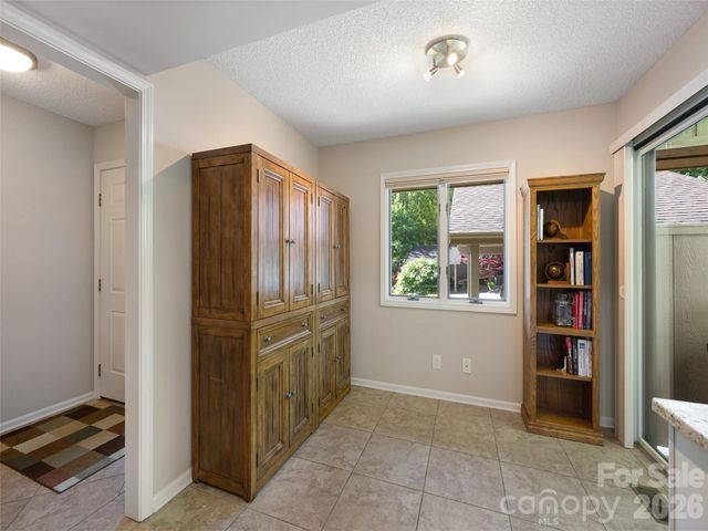 905 Red Oak Drive, Hendersonville, NC 28791