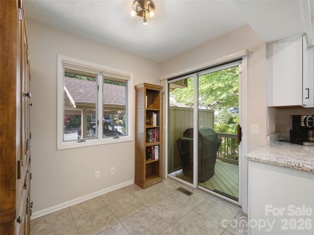 905 Red Oak Drive, Hendersonville, NC 28791