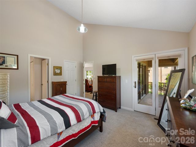 905 Red Oak Drive, Hendersonville, NC 28791