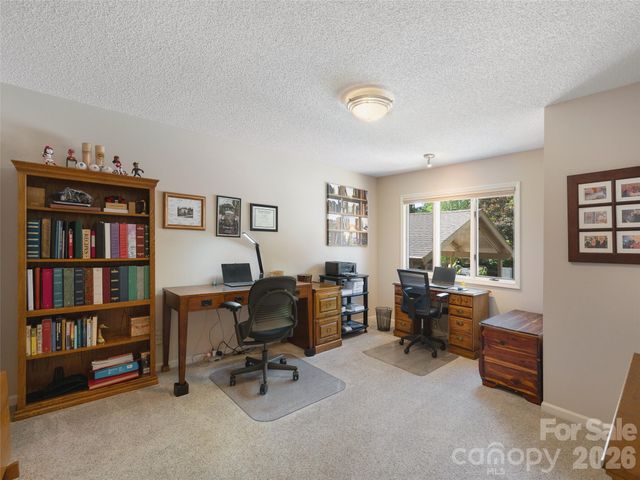 905 Red Oak Drive, Hendersonville, NC 28791