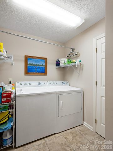 905 Red Oak Drive, Hendersonville, NC 28791