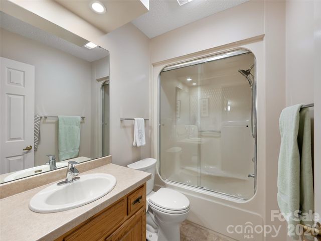 905 Red Oak Drive, Hendersonville, NC 28791