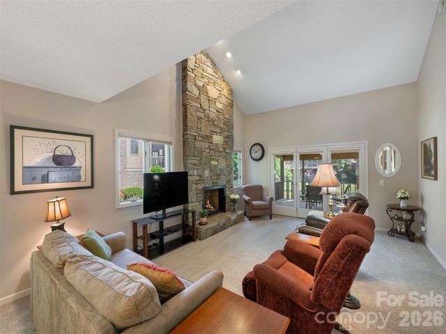 905 Red Oak Drive, Hendersonville, NC 28791