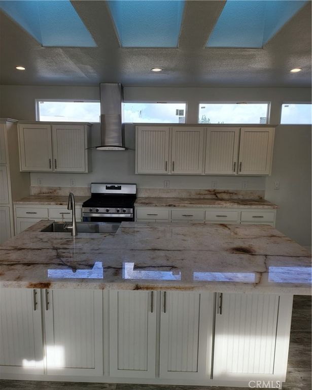 Image 2 of property listing at 21500 Lassen 122, Chatsworth, CA 91311