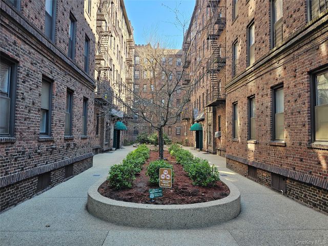 83-15 116th Street 3E, Richmond Hill, NY 11418