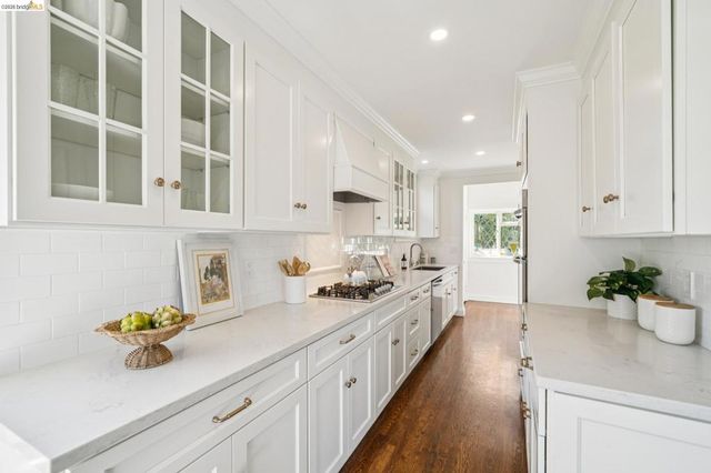 6080 Ocean View Drive, Oakland, CA 94618