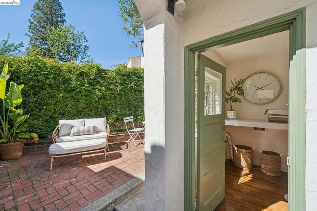 6080 Ocean View Drive, Oakland, CA 94618