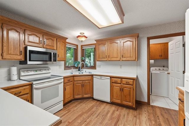833 NW High Point Drive, Lee's Summit, MO 64081
