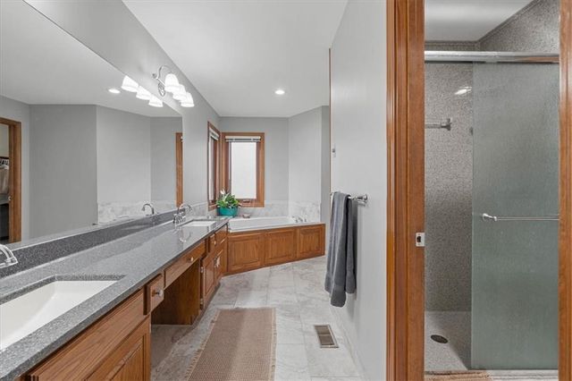 833 NW High Point Drive, Lee's Summit, MO 64081