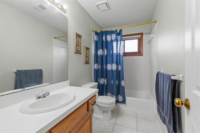 833 NW High Point Drive, Lee's Summit, MO 64081
