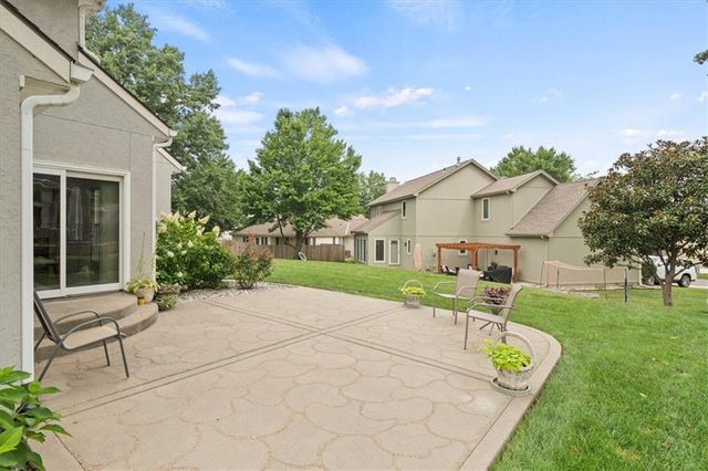 833 NW High Point Drive, Lee's Summit, MO 64081
