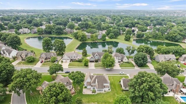 833 NW High Point Drive, Lee's Summit, MO 64081