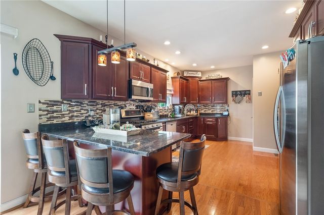 132 Edgewood Dr, New Stanton, PA 15672