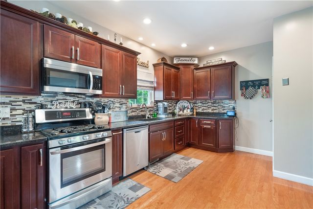 132 Edgewood Dr, New Stanton, PA 15672