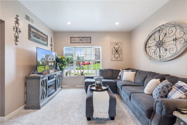 132 Edgewood Dr, New Stanton, PA 15672