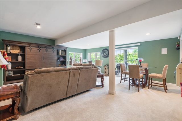 132 Edgewood Dr, New Stanton, PA 15672