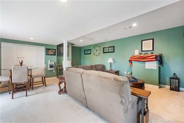 132 Edgewood Dr, New Stanton, PA 15672