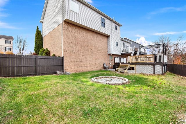 132 Edgewood Dr, New Stanton, PA 15672