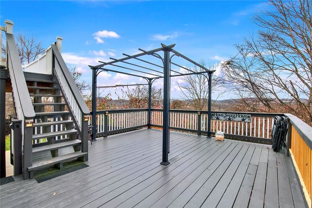 132 Edgewood Dr, New Stanton, PA 15672