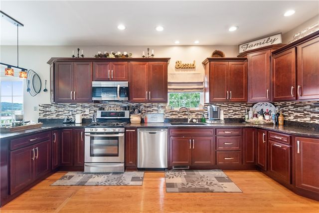 132 Edgewood Dr, New Stanton, PA 15672