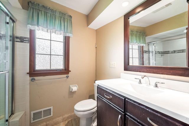 2526 W Dunwood ROAD, Glendale, WI 53209