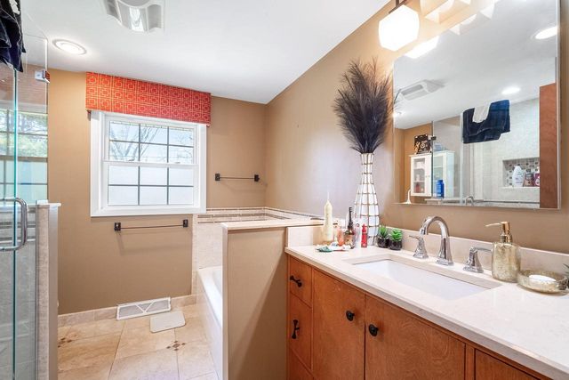2526 W Dunwood ROAD, Glendale, WI 53209